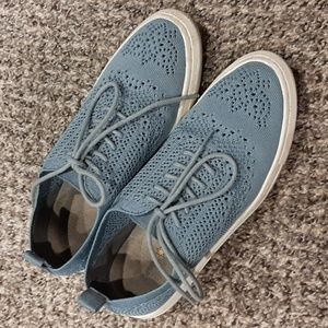 Medium blue oxford style sneakers